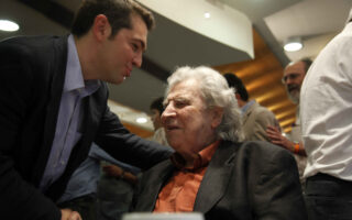 Sxolia tsipras mikis synantisi