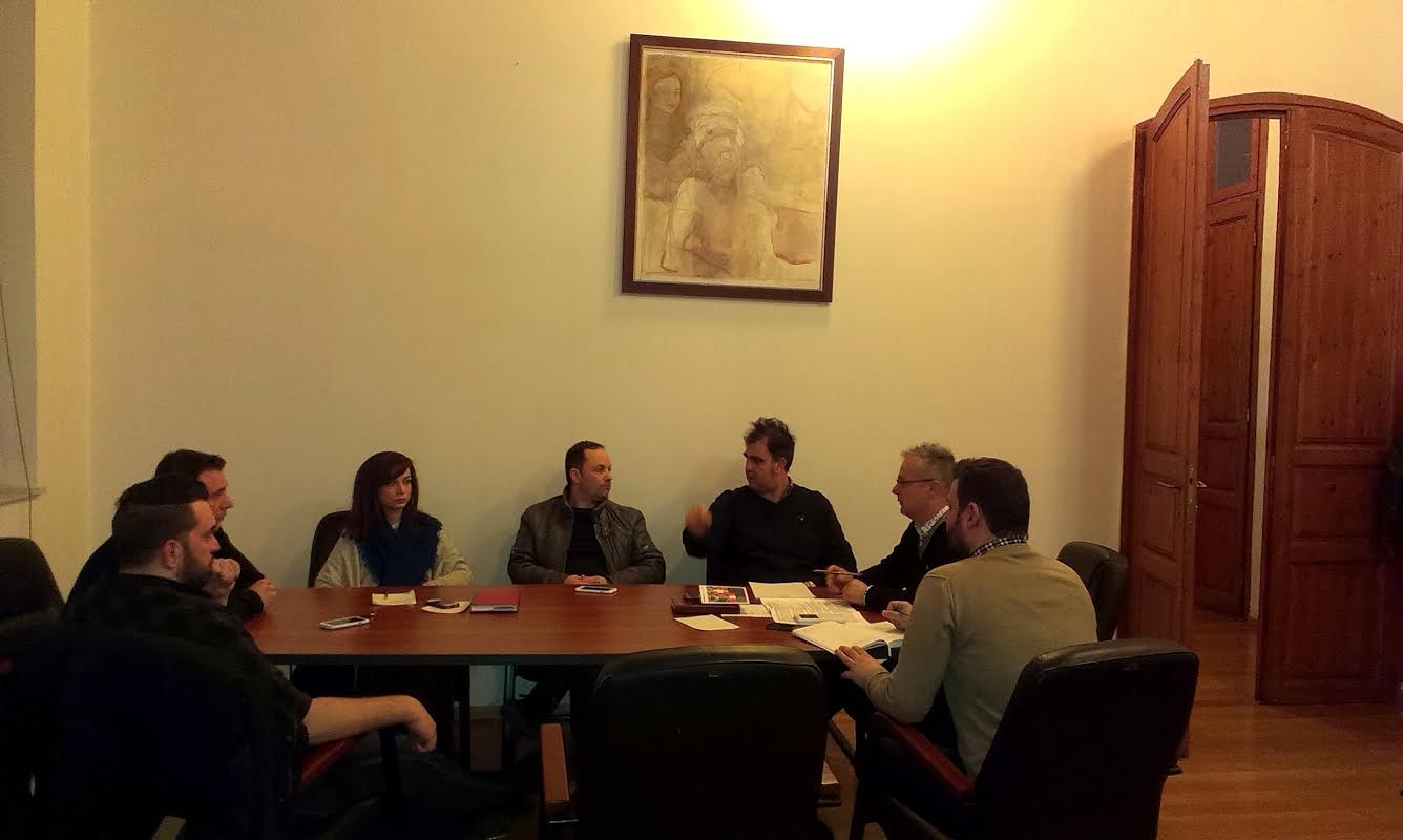 Oikonomia Synantisi lykostrati me somateio ygeionomikoy end