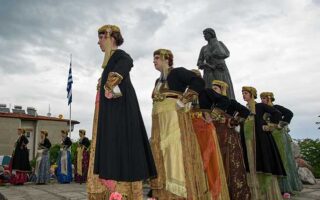 Topika olokautoma naousas