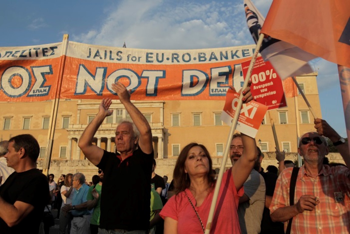 Διαδηλωτές φωνάζουν συνθήματα κατά τη διάρκεια της διαδήλωσης στο Σύνταγμα  που διοργάνωσαν πολίτες, οι οποίοι τάσσονται υπέρ του «ΟΧΙ» στο δημοψήφισμα, Αθήνα, Δευτέρα 29 Ιουνίου 2015. Οι Έλληνες ψηφοφόροι θα ψηφίσουν την ερχόμενη Κυριακή αν εγκρίνουν ή όχι τα σκληρά μέτρα λιτότητας που προτείνουν οι δανειστές να εφαρμόσει η ελληνική κυβέρνηση. ΑΠΕ-ΜΠΕ/ ΑΠΕ-ΜΠΕ/ ΟΡΕΣΤΗΣ ΠΑΝΑΓΙΩΤΟΥ