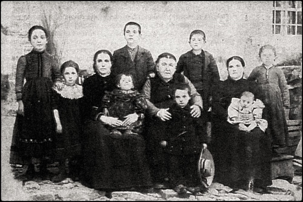 Φωτογραφία των Μανάκια που τραβήχτηκε στη Λάιστα Ιωαννίνων το 1899 (Συλλ. Δ. Τζίμα)