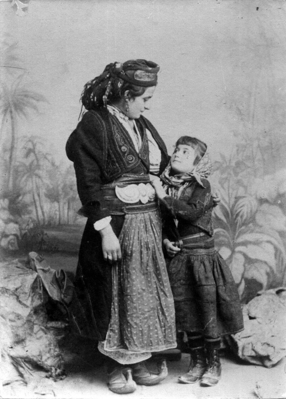 Αρβανιτόβλαχα από το Κεφαλόβρυσο, στην περιοχή Πωγωνίου Ηπείρου. "Εθνογραφικό Λεύκωμα" 1906. Αφοί Μανάκια.