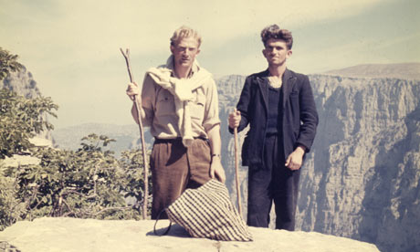 Ο John Κ. Campbell με ένα Σαρακατσάνο ποιμένα στο φαράγγι του Βίκου την εποχή που διεξήγαγε την έρευνά του – Ζαγόρι, μέσα της δεκαετίας του 1950