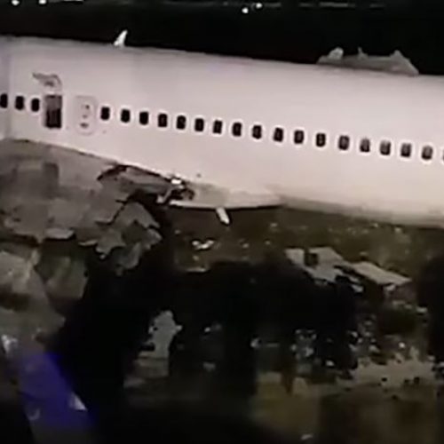 Σκηνικό τρόμου  σε φλεγόμενο Boeing με 167 επιβάτες στη Ρωσία - Μητέρες πετούσαν τα παιδιά τους στον αέρα  (Video)