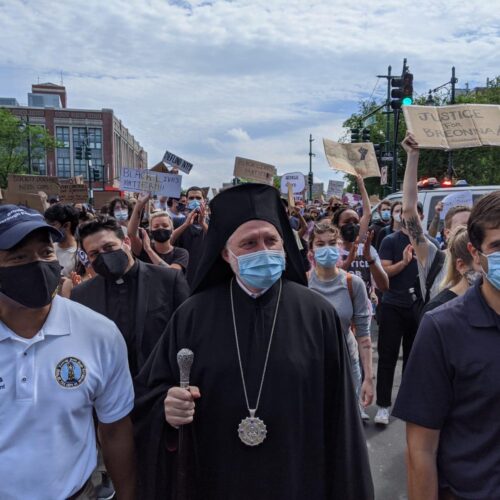 Νέα Υόρκη - Φλόιντ: Ο Αρχιεπίσκοπος Aμερικής Ελπιδοφόρος "πρώτη αλυσίδα" σε πορεία στο Μπρούκλιν