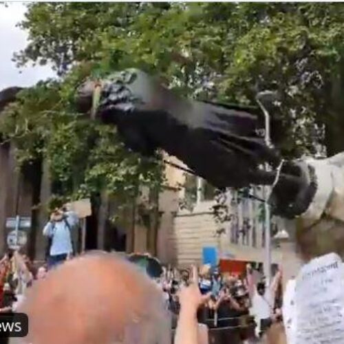 Βρετανία - Μπρίστολ: Διαδηλωτές γκρέμισαν άγαλμα εμπόρου σκλάβων