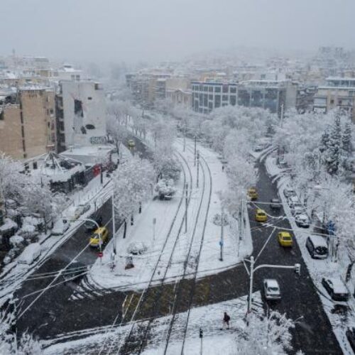 Η Αθήνα ντυμένη στα λευκά από ψηλά - Μια... άλλη πόλη (video)