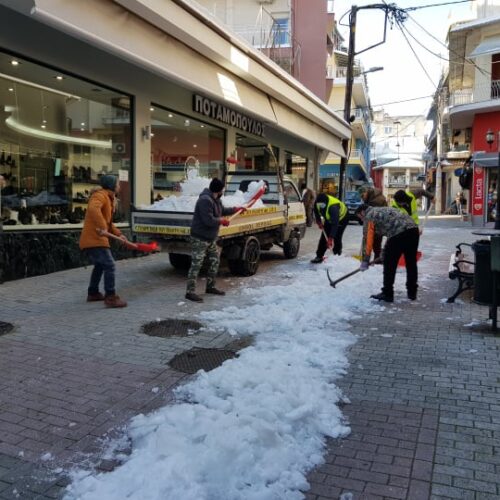 Εργασίες καθαρισμού από χιόνι σε δρόμους και πεζοδρόμια του Δήμου Βέροιας