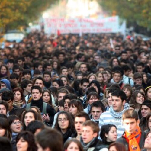 "Μεγαλώνει το χάσμα της κυβέρνησης με τη νέα γενιά" γράφει η  Ελένη Καλογεροπούλου