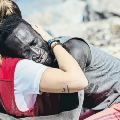 Ισπανία: Απειλές και ύβρεις κατά εθελόντριας του Ερυθρού Σταυρού που αγκάλιασε μετανάστη (video)