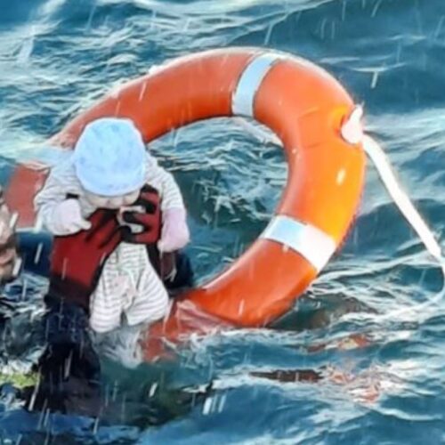 Ισπανία: Αστυνομικός σώζει μισοπνιγμένο βρέφος μάνας - μετανάστη που της έπεσε στη θάλασσα
