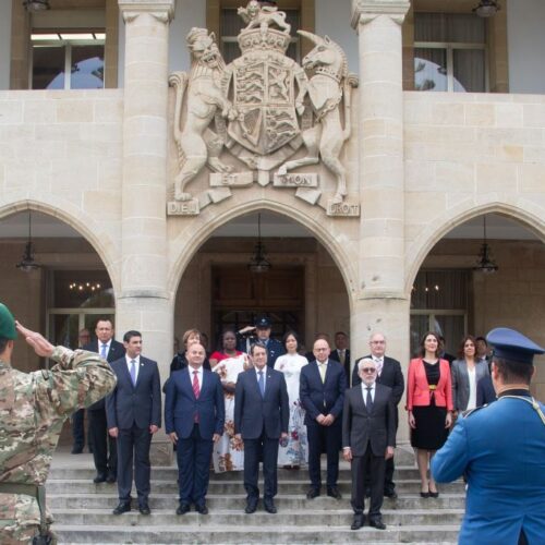 "Οι Άγγλοι δυνάστες μάτωσαν την Κύπρο και ο θυρεός… δεσπόζει στο Προεδρικό Μέγαρο" γράφει η Σοφία Παπανικολάου