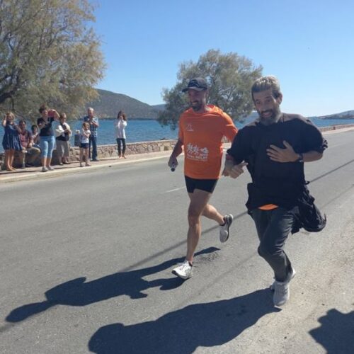 Λέσβος: Ιερέας δρομέας τρέχει με το ράσο του σε αγώνες και κερδίζει μετάλλια