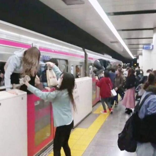 Τόκιο: Επίθεση με μαχαίρι και εύφλεκτο υγρό σε τρένο - Ντυμένος Τζόκερ ο δράστης