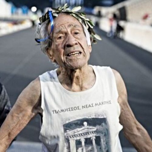 Ο 90χρονος Στέλιος Πρασσάς είναι ο γηραιότερος αθλητής που τερμάτισε στον Μαραθώνιο της Αθήνας
