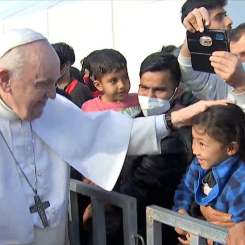Λέσβος: «We love you!» H υποδοχή στον Πάπα Φραγκίσκο από τους πρόσφυγες / Η χορωδία των παιδιών του ΚΥΤ που συγκίνησε (video)