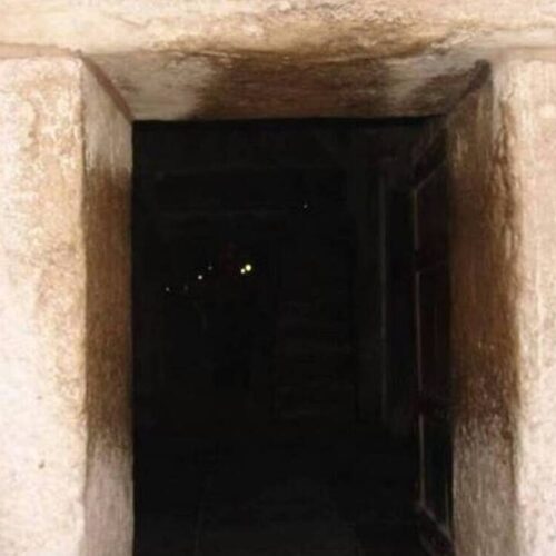 Αυτό είναι το σπήλαιο της Βηθλεέμ / Εδώ λέγεται ότι γεννήθηκε ο Χριστός