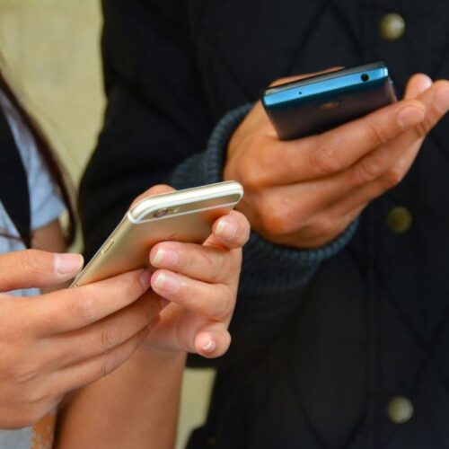 BBC - Έρευνα: Οι άνθρωποι αφιερώνουν το ένα τρίτο του χρόνου τους στα κινητά τηλέφωνα