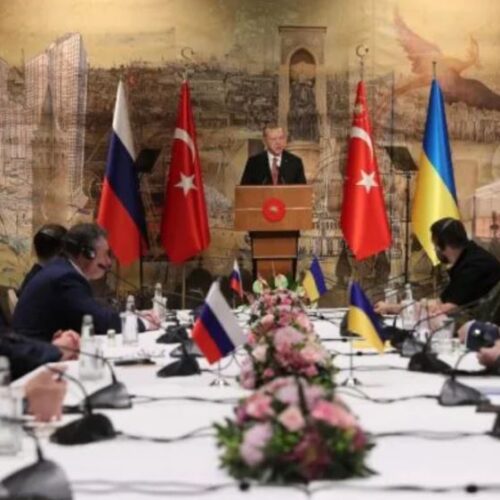 Καθεστώς ουδετερότητας προτείνει η Ουκρανία / Η Μόσχα ανακοινώνει «περιορισμό» των επιχειρήσεων στο Κίεβο