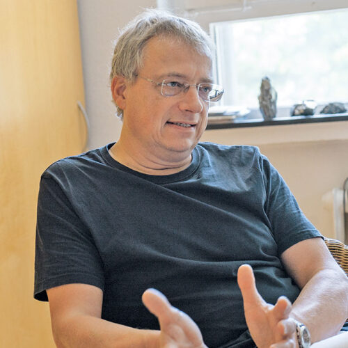 Κορυφαίος Γερμανός Καθηγητής κρούει  τον κώδωνα του κινδύνου για τα εμβόλια Covid